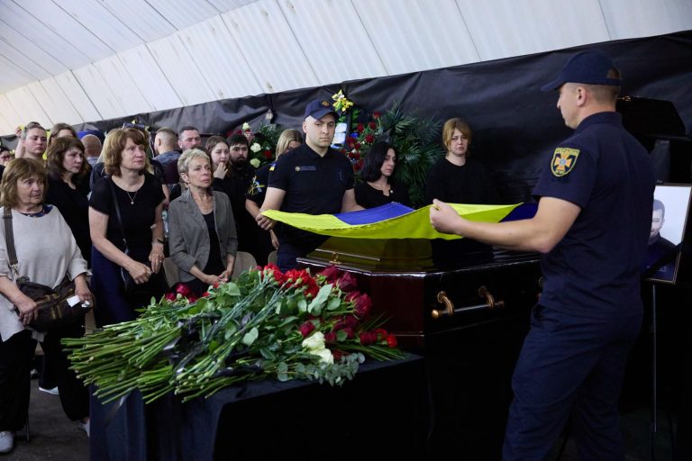 У Харкові попрощалися з рятувальниками та працівником міськради, загиблими під час повторного обстрілу — фото