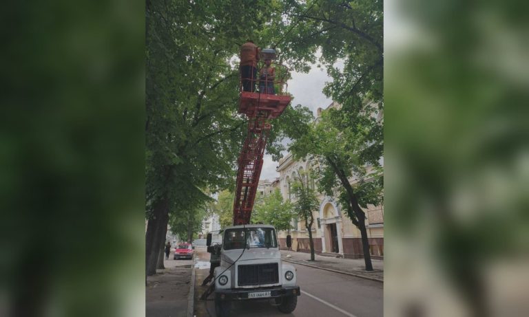 У Харкові тривають роботи з відновлення вуличного освітлення — ремонтують опори й світильники