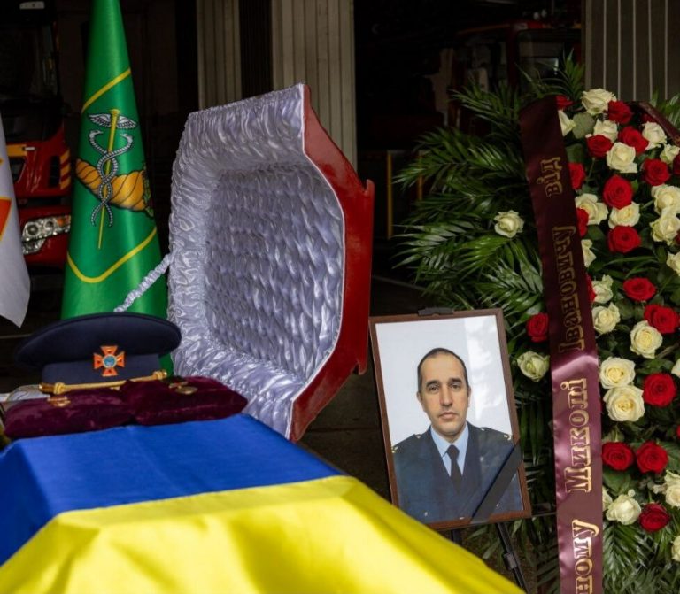 У Харкові провели в останню путь рятувальника Миколу Деркача