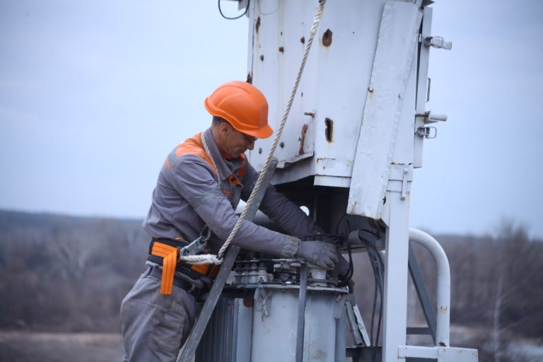 Після обстрілу в Дергачах відновили подачу світла й води