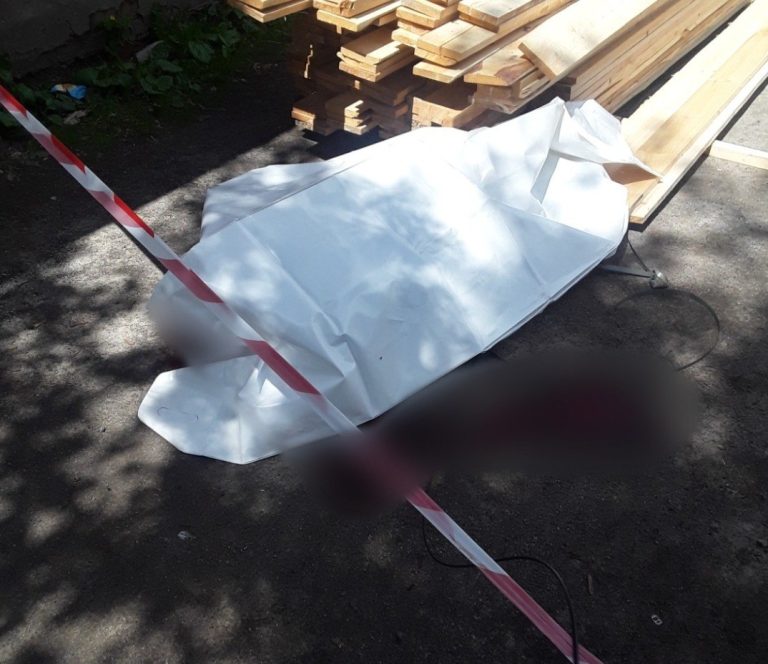 У Харкові молодий чоловік загинув після падіння з даху під час ремонтних робіт