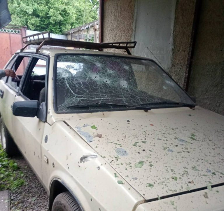 На Харківщині внаслідок ударів дронів постраждала людина та пошкоджено дві цивільні автівки