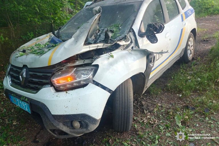 Дрон FPV влучив у службове авто поліції на Харківщині — наслідки