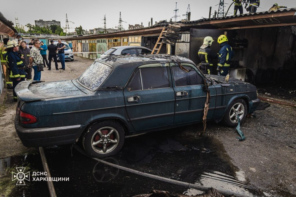 Рятувальники під час ліквідації пожежі в гаражному кооперативі Харкова