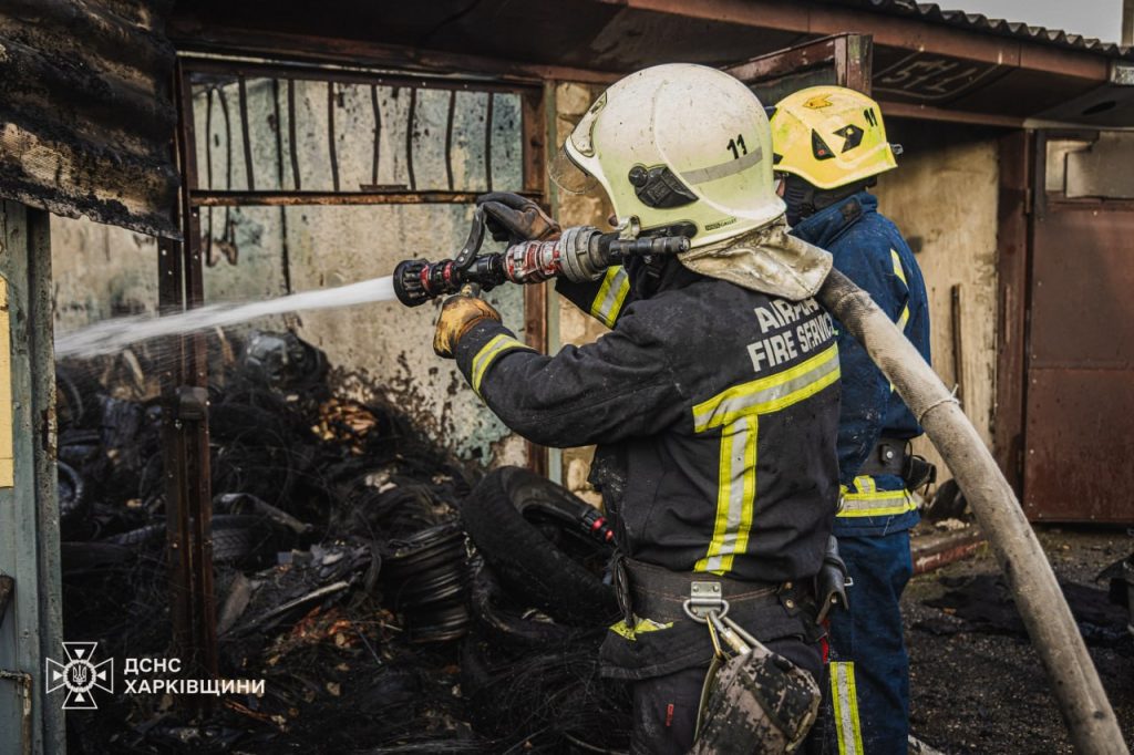 Пожежні підрозділи працюють на місці загоряння в гаражах
