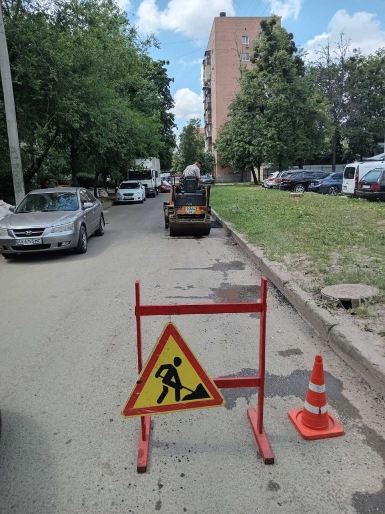 Дорожні бригади працюють у місті, фото Харківська міськрада