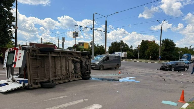 У Харкові автівка зіткнулася з каретою швидкої — є постраждалі