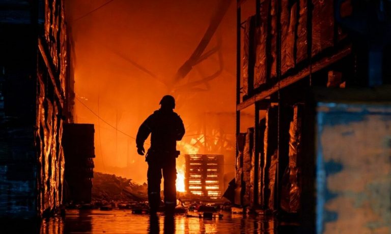 ДСНС оприлюднила кадри руйнувань після влучання авіабомби в Харкові