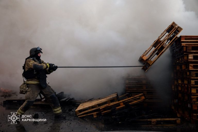 Під завалами в Харкові після авіаудару виявили людські рештки