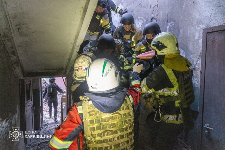 ДСНС оприлюднила фото й відео рятувальної операції в Харкові