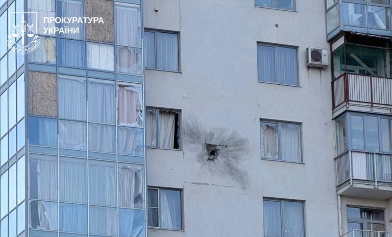 Прокуратура опублікувала відео: FPV-дрони атакували житлові багатоповерхівки в Харкові