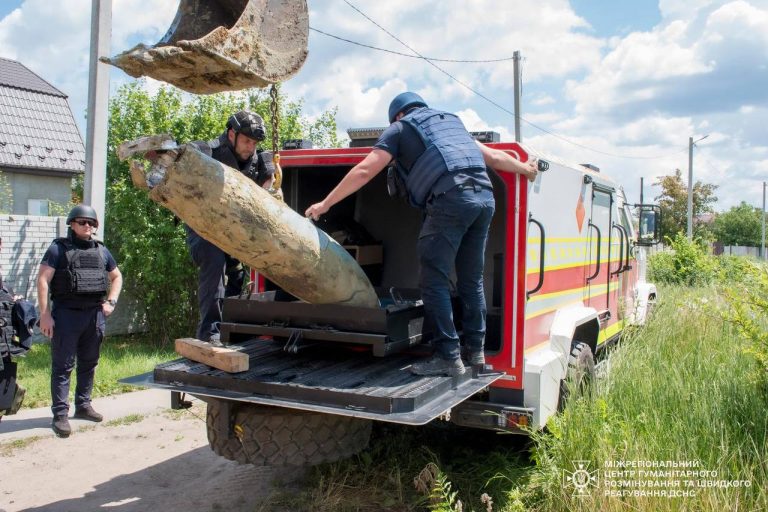 У Дергачах виявили 500-кілограмову бомбу — рятувальники ДСНС її дістали (фото)