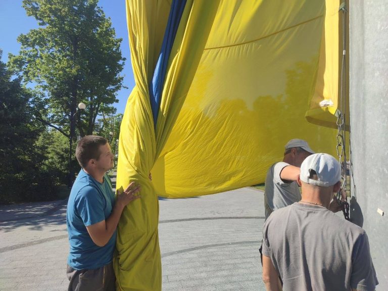 У Харкові замінили найбільший прапор України — що трапилося (фото)