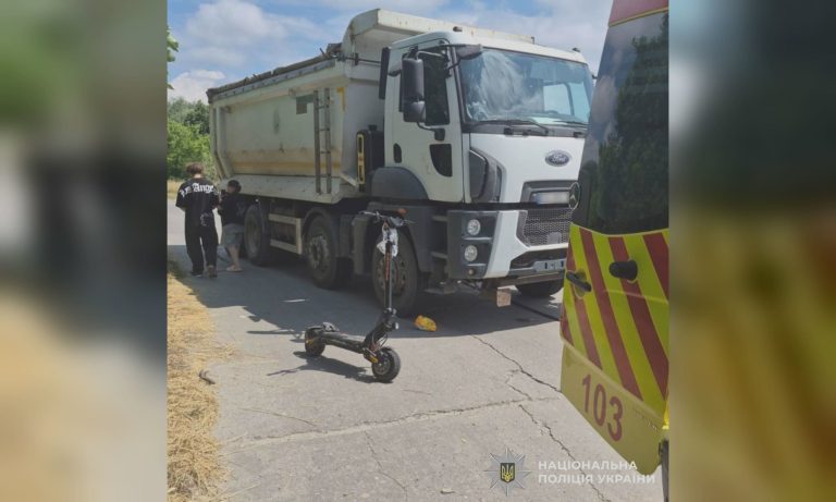 Поблизу Харкова вантажівка наїхала на дітей на електросамокаті (фото)