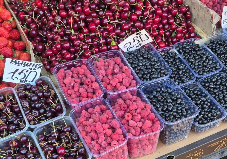 Бум сезонних ягід на харківських ринках: скільки коштують і як змінилися ціни