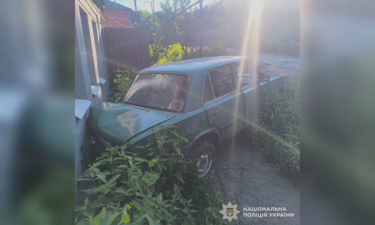 П’яний водій ВАЗу на Харківщині в’їхав у житловий будинок (фото)