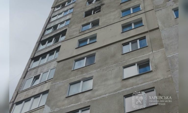 У Харкові ударний безпілотник РФ врізався в багатоповерхівку — постраждала жінка