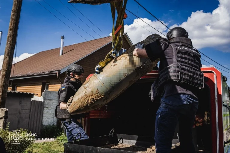 У дворі приватного будинку виявили й витягли КАБ, який упав учора на Харків (фото)