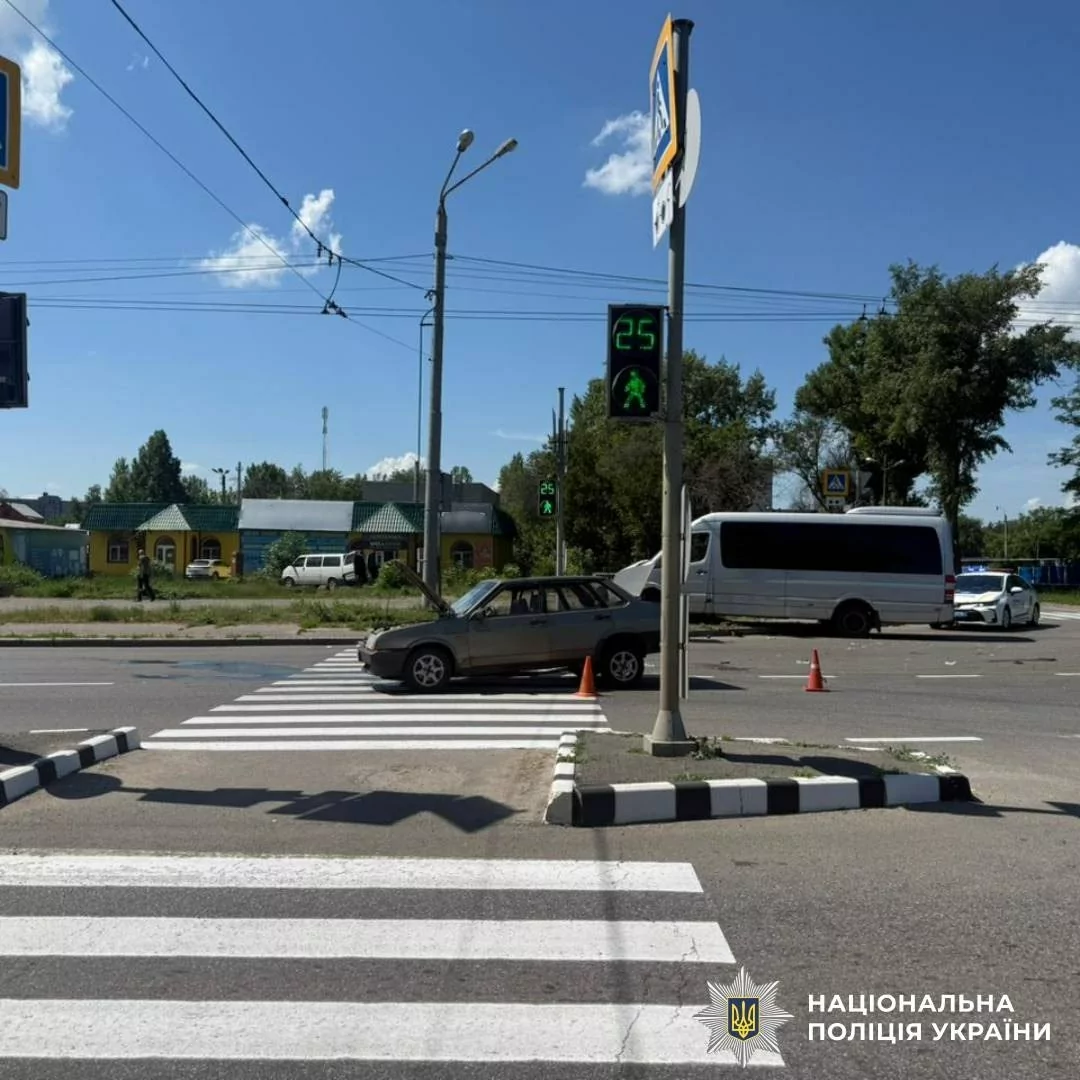 Автомобілі після зіткнення на проспекті Героїв Харкова