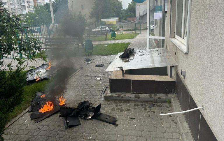 У Харкові російський дрон уразив багатоповерховий будинок