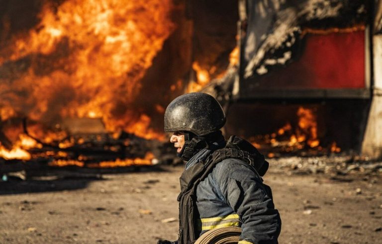 У передмісті Харкова російські дрони вразили поштовий термінал