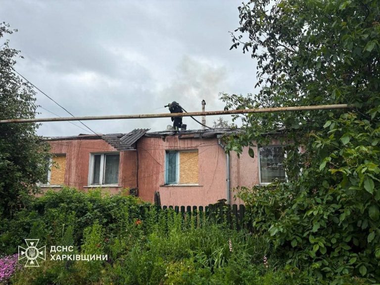На Харківщині після російського обстрілу загорівся житловий будинок (фото)