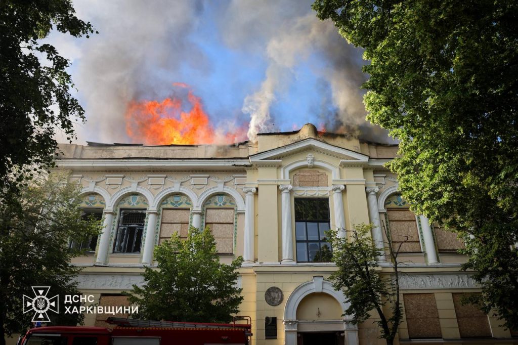 Пожежна техніка біля художнього музею під час гасіння