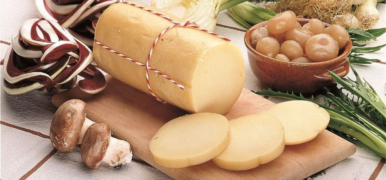 Які італійські сири використовують у традиційних рецептах піци