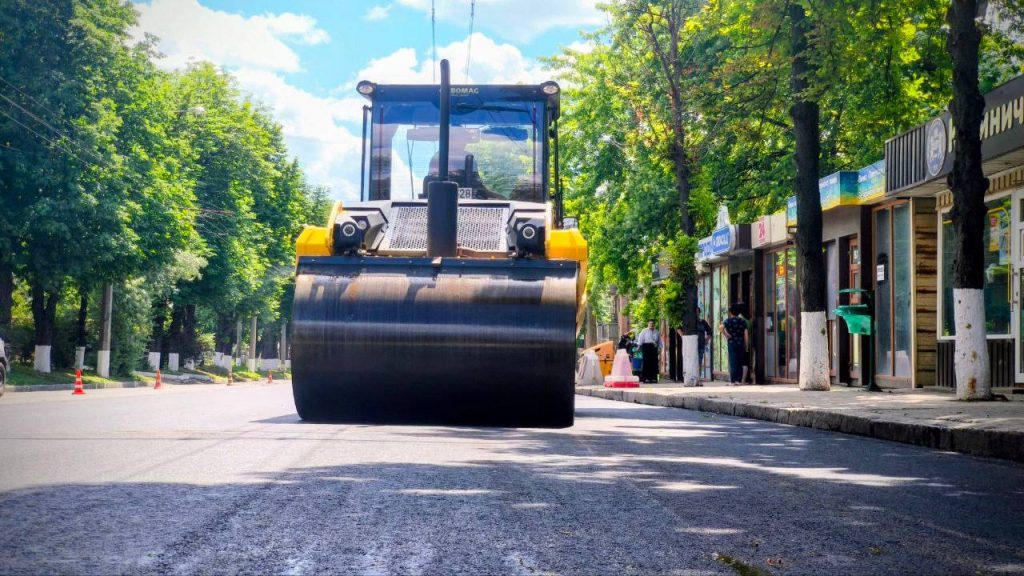 Ремонт доріг у Харкові — техніка на вулицях міста