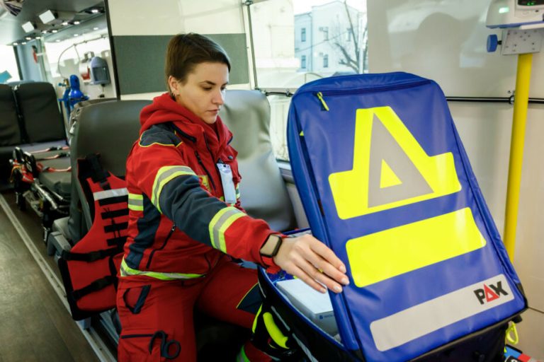 У Харківській області жінка вчинила напад на медиків швидкої допомоги