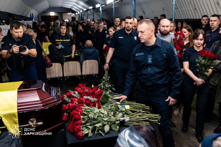 Харків у траурі: прощання з рятувальниками, вбитими РФ (фото)