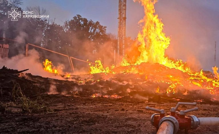 Під Харковом після атаки російських безпілотників розгорілася масштабна пожежа (фото)
