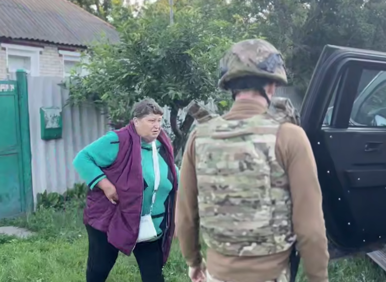 Медичні волонтери «Білі Янголи» доправили маломобільну жінку з прикордонного села Харківщини