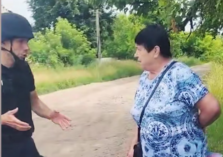 Поліцейські під обстрілами евакуювали пенсіонерку з Харківщини