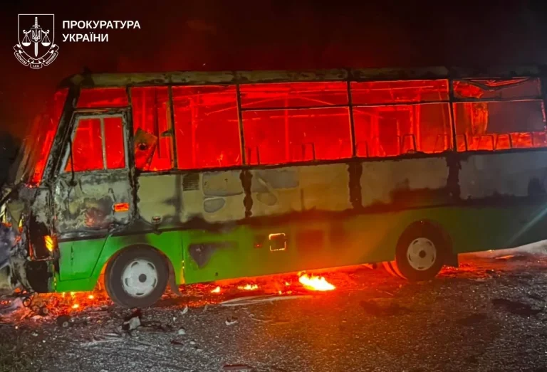 У Богодухові спалахнули автобуси, у Солоницівці влучили в будинок: чим атакували