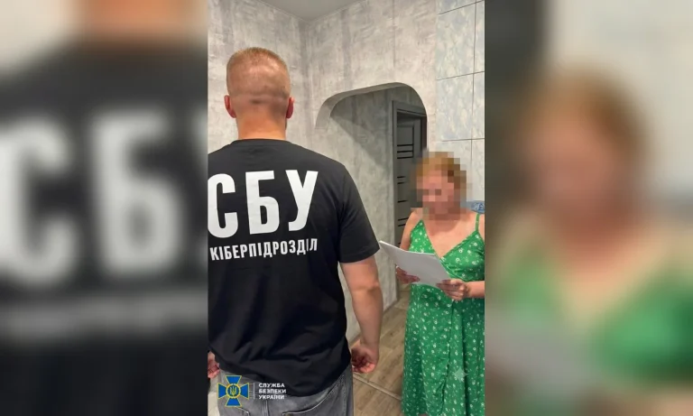 Жителька Харкова підозрюється в передачі шахраям банківських даних клієнтів