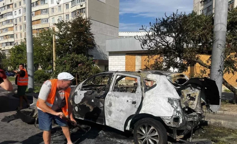 Автівка в Харкові вражена FPV-ударом — комунальники ліквідовують наслідки