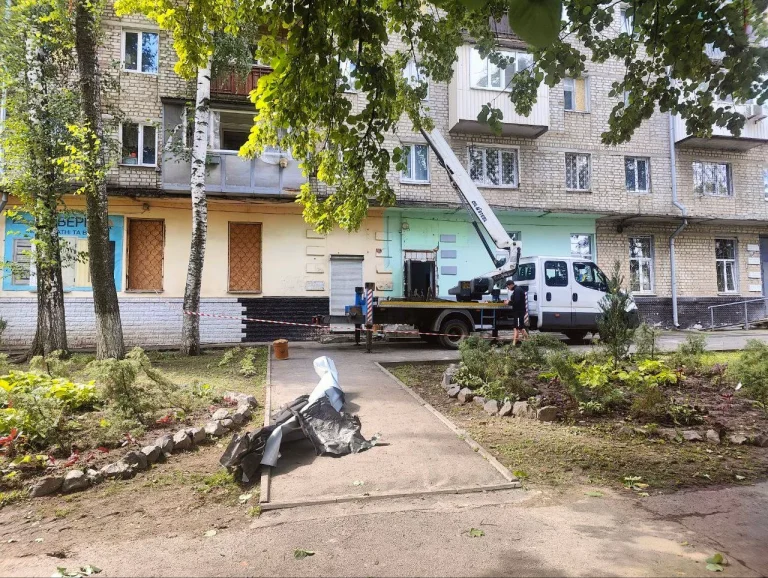 Комунальні служби відновлюють інфраструктуру Новобаварського району після ракетного удару РФ