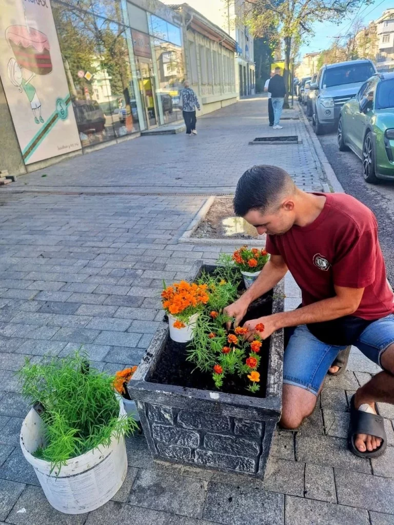 Висаджують квіти у Київському районі