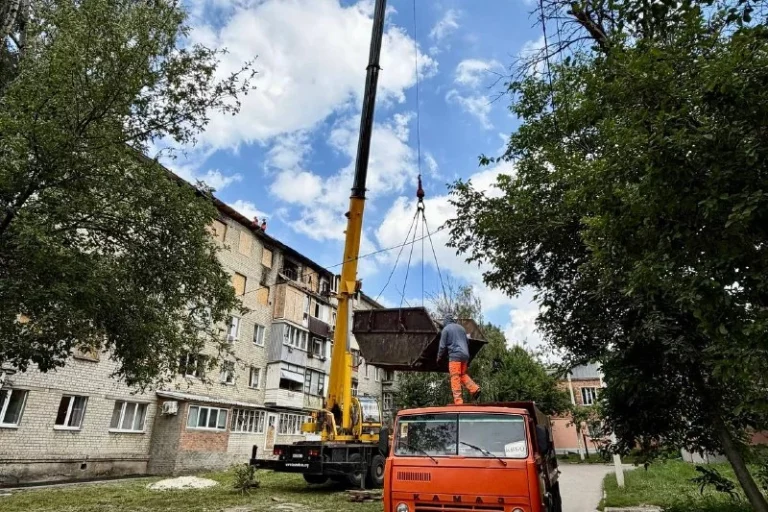 Як відновлюють пошкоджений будинок на вулиці Киргизькій у Харкові — роботи й результати (фото)