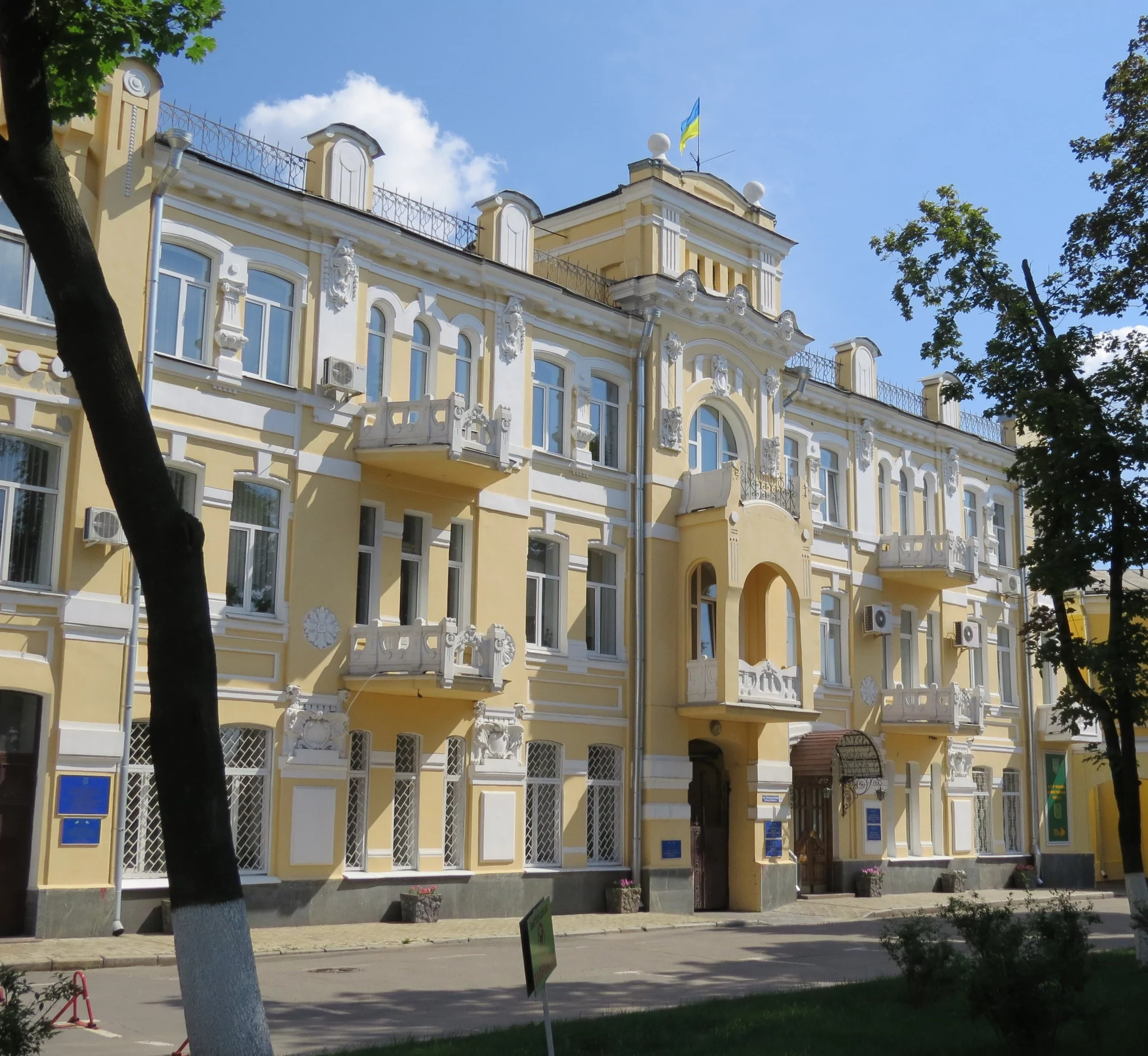 Будівля колишнього готелю «Бельвю» по вулиці Полтавський шлях, 11