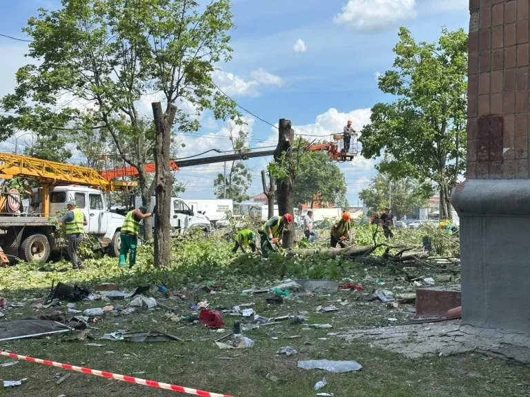 У Немишлянському районі ліквідують наслідки удару: комунальні служби працюють на місці (фото)