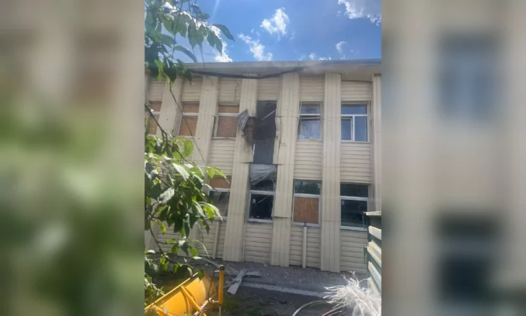Ворог тричі за добу атакував селищну раду на Харківщині — фото наслідків