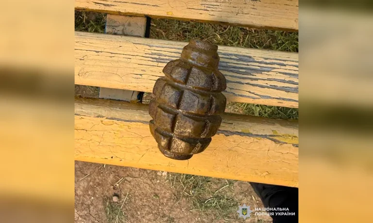 У Харкові поліція зупинила літнього чоловіка, який ніс гранату (фото)