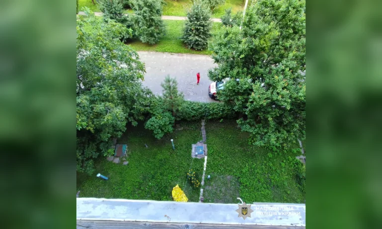 У Харкові поліція повідомляє, що трирічний хлопчик загинув після падіння з п’ятого поверху