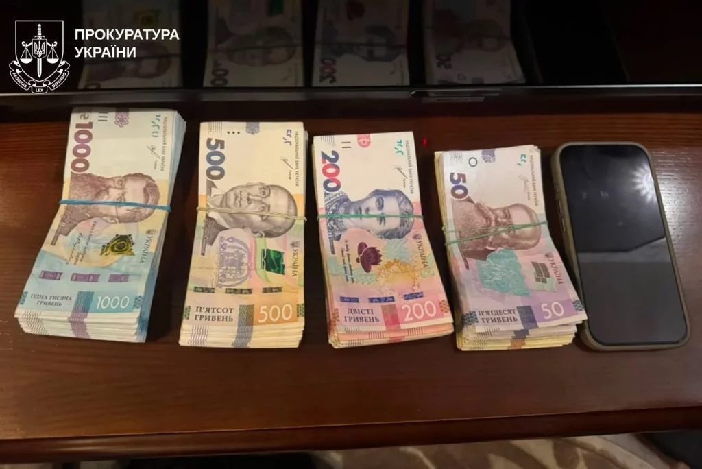 Вилучені під час обшуку нелегальні сигарети та POD‑системи