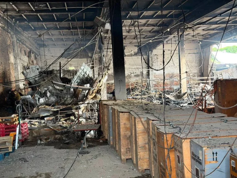 В Ізюмі КАБи вдарили по відділенню Нової пошти — посилки обіцяють компенсувати (фото)