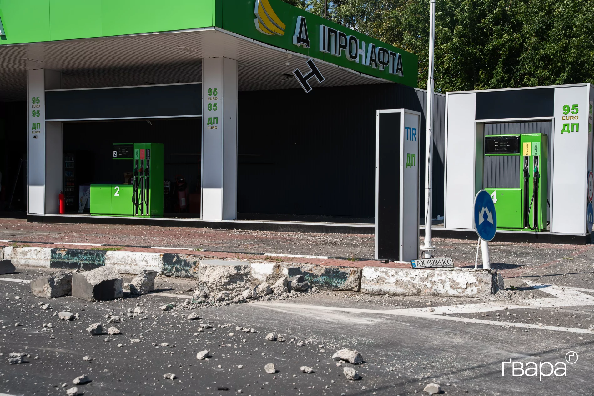 Наслідки ударів по Шевченківському району Харкова, пошкоджений транспорт