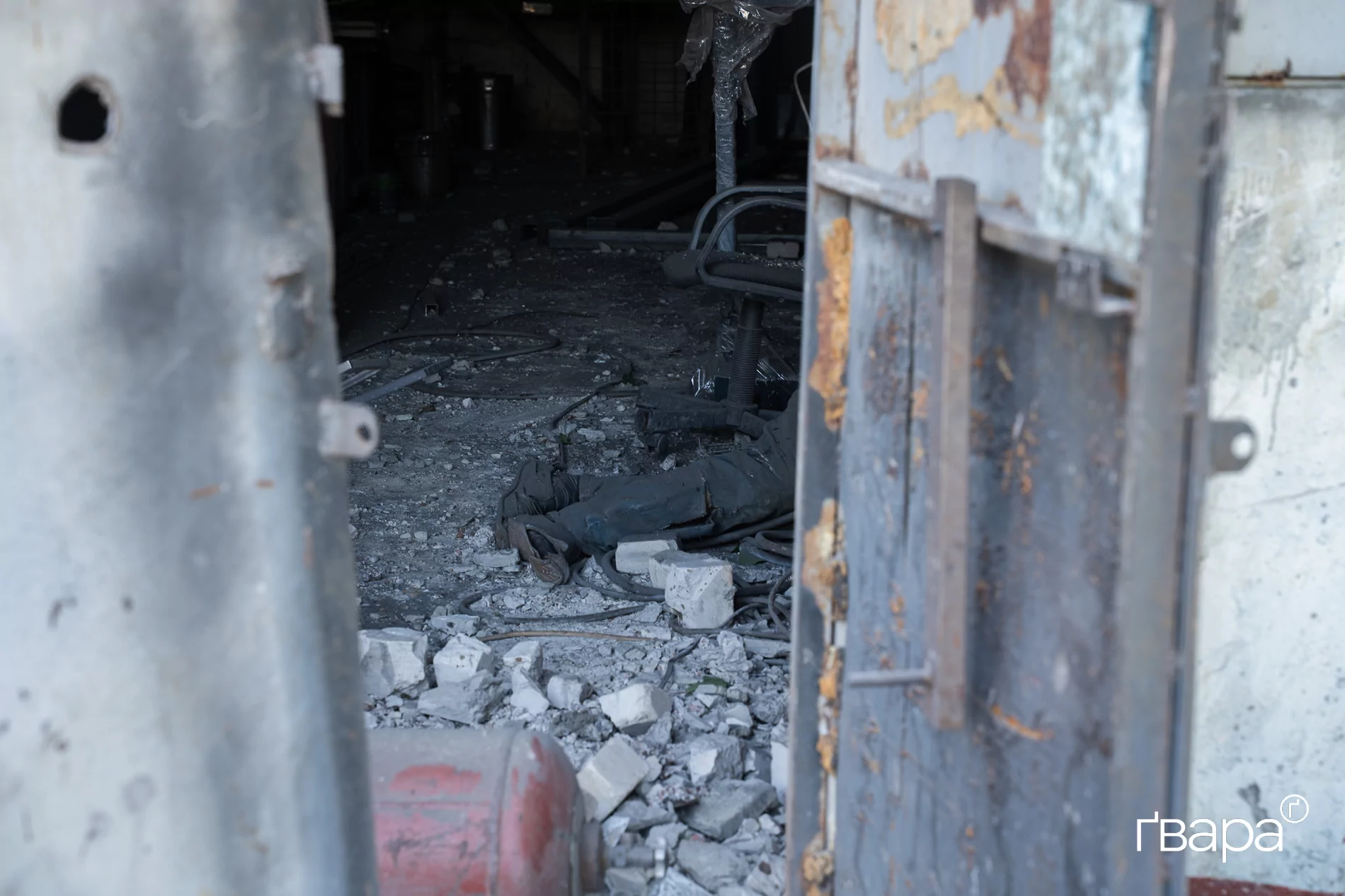 Тіло загиблого 54-річного чоловіка після ударів по Шевченківському району Харкова