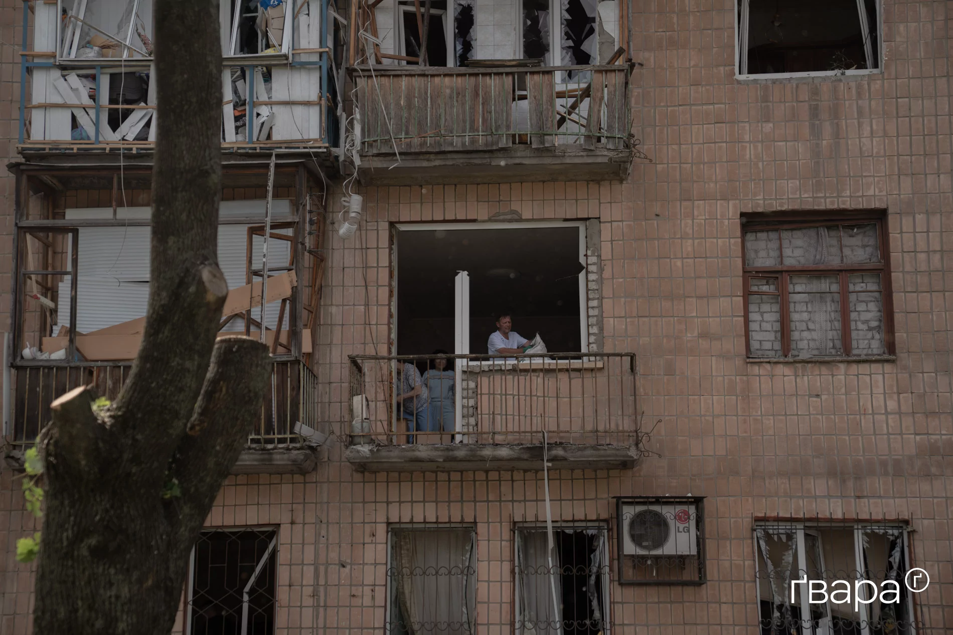 Мешканці пошкодженої квартири